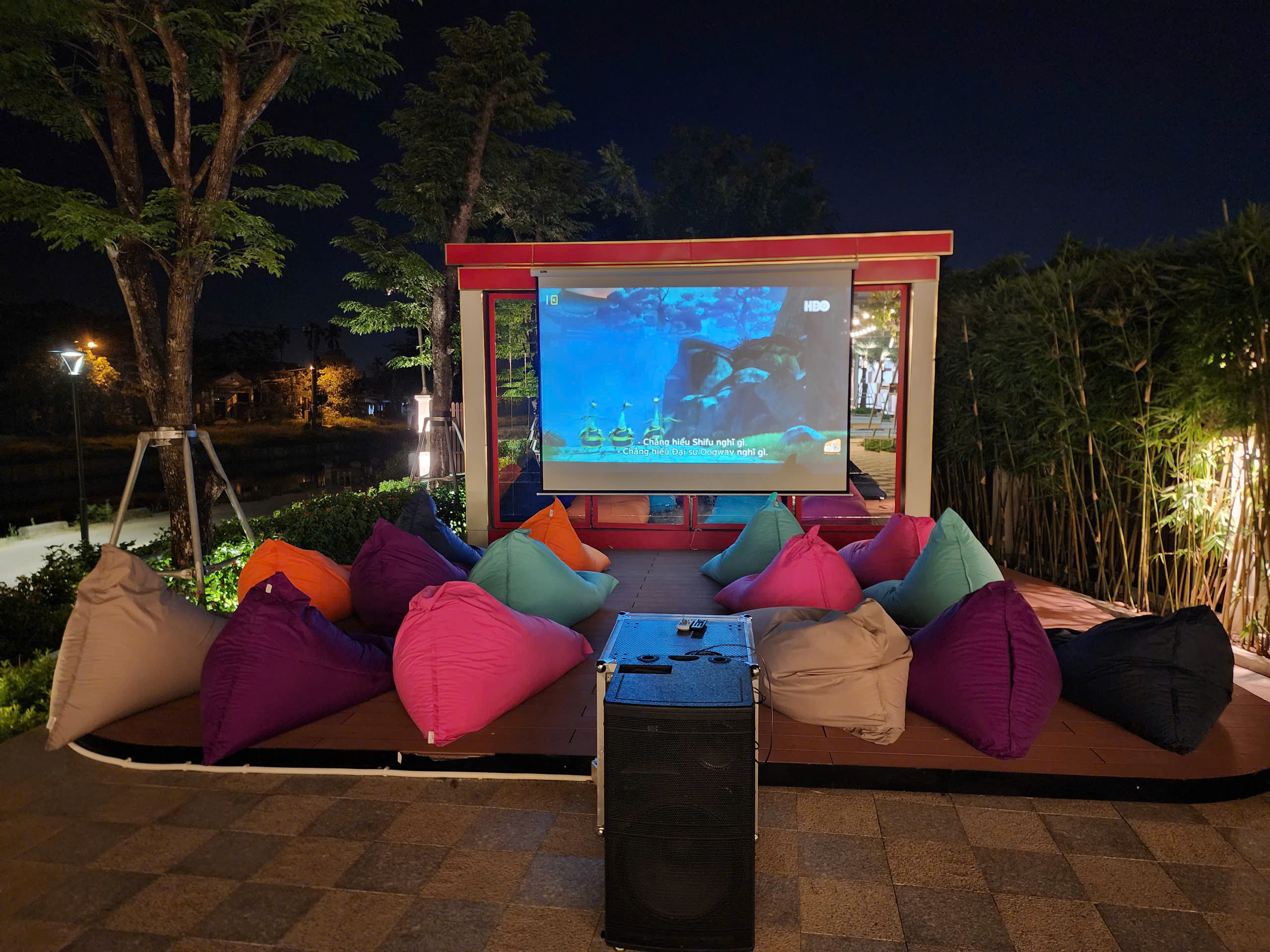 Chiếu phim ngoài trời tại Lumiere Boutique Vỹ Dạ